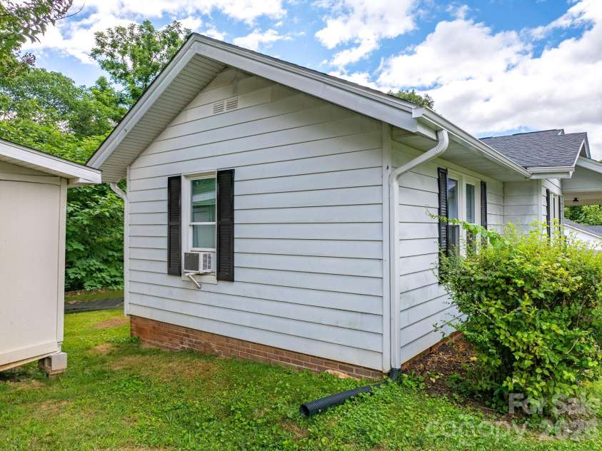 46 Gilkey Street, Marion, NC 28752.  MLS# CAR4396879, YatesRealty ID 33112. 