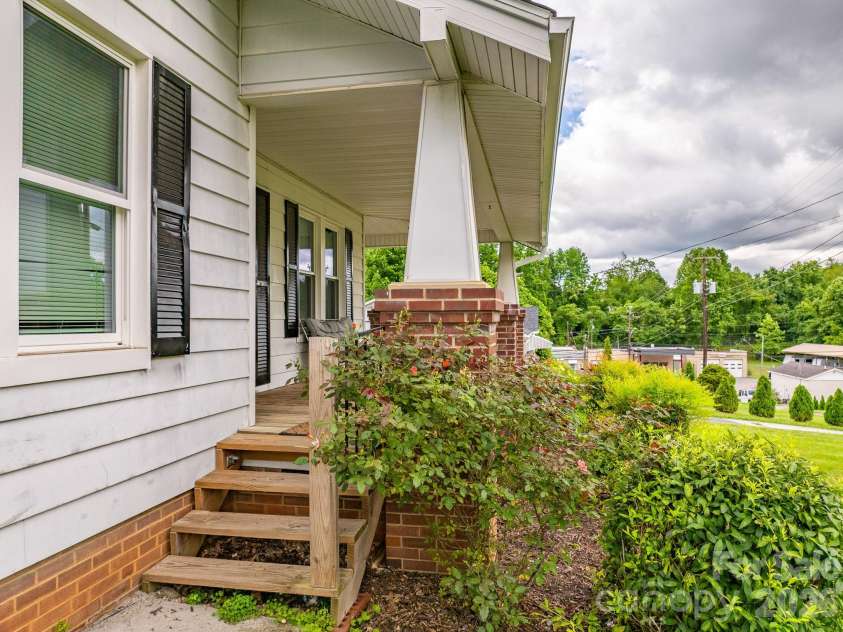 46 Gilkey Street, Marion, NC 28752.  MLS# CAR4396879, YatesRealty ID 33112. 