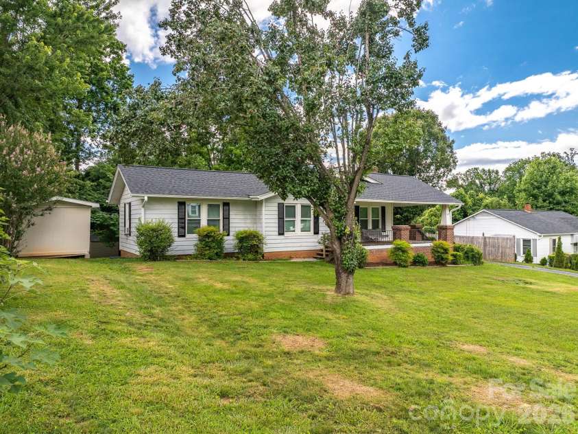 46 Gilkey Street, Marion, NC 28752.  MLS# CAR4396879, YatesRealty ID 33112. 