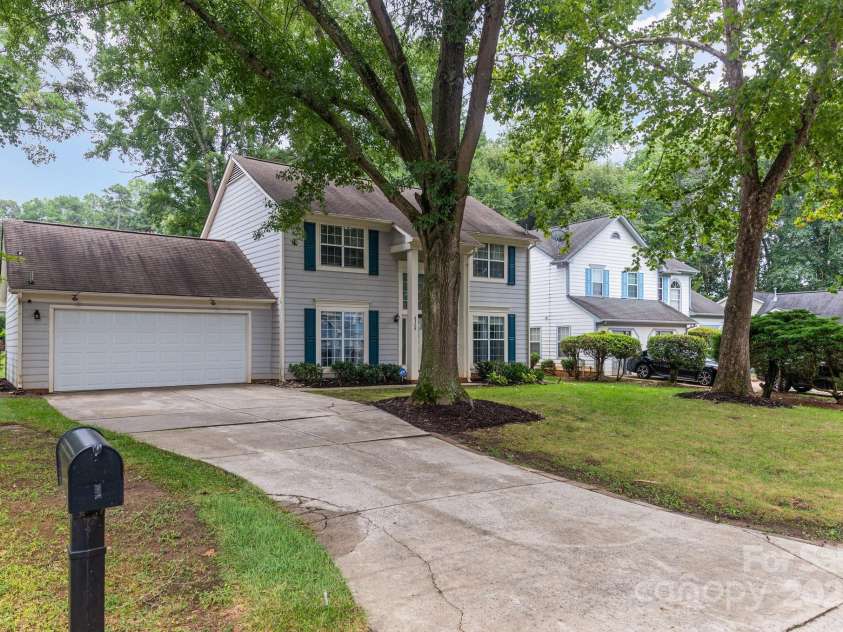 8308 Woodford Bridge Drive, Charlotte, NC 28216.  MLS# CAR4286676, YatesRealty ID 33112. 