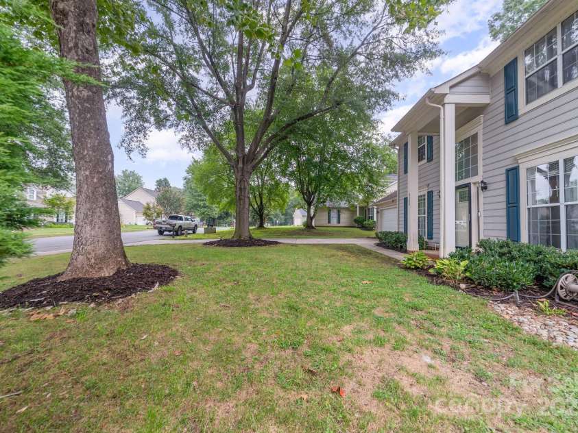 8308 Woodford Bridge Drive, Charlotte, NC 28216.  MLS# CAR4286676, YatesRealty ID 33112. 