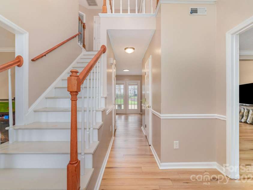 8308 Woodford Bridge Drive, Charlotte, NC 28216.  MLS# CAR4286676, YatesRealty ID 33112. 
