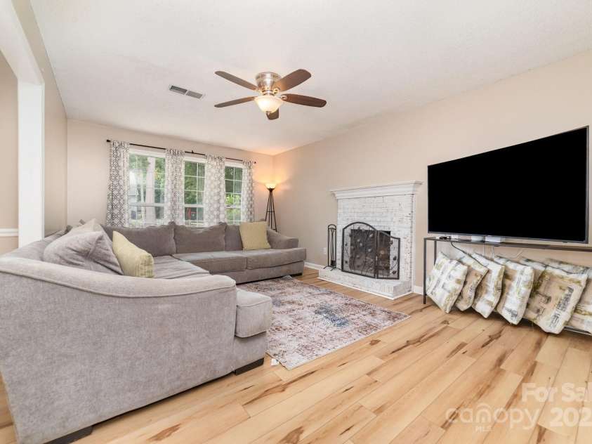 8308 Woodford Bridge Drive, Charlotte, NC 28216.  MLS# CAR4286676, YatesRealty ID 33112. 