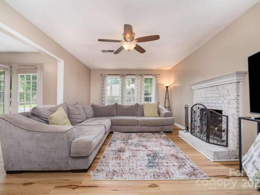 8308 Woodford Bridge Drive, Charlotte, NC 28216.  MLS# CAR4286676, YatesRealty ID 33112. 