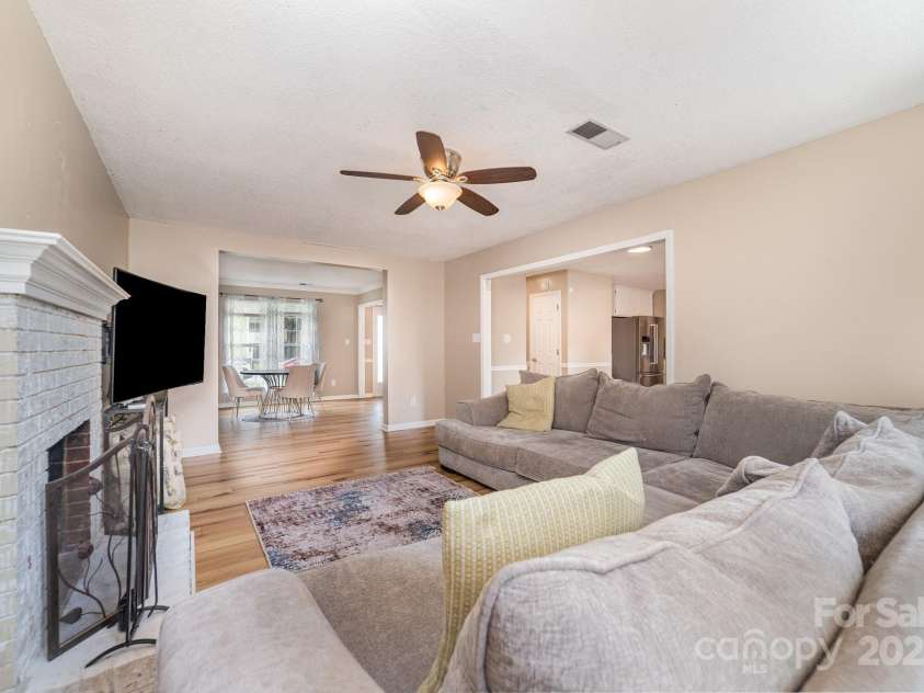 8308 Woodford Bridge Drive, Charlotte, NC 28216.  MLS# CAR4286676, YatesRealty ID 33112. 