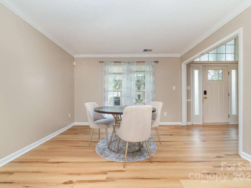 8308 Woodford Bridge Drive, Charlotte, NC 28216.  MLS# CAR4286676, YatesRealty ID 33112. 