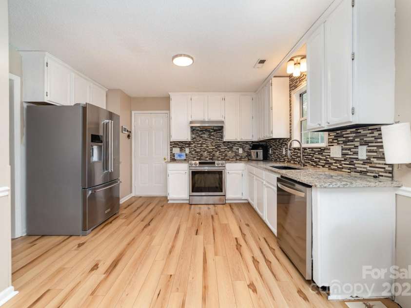 8308 Woodford Bridge Drive, Charlotte, NC 28216.  MLS# CAR4286676, YatesRealty ID 33112. 