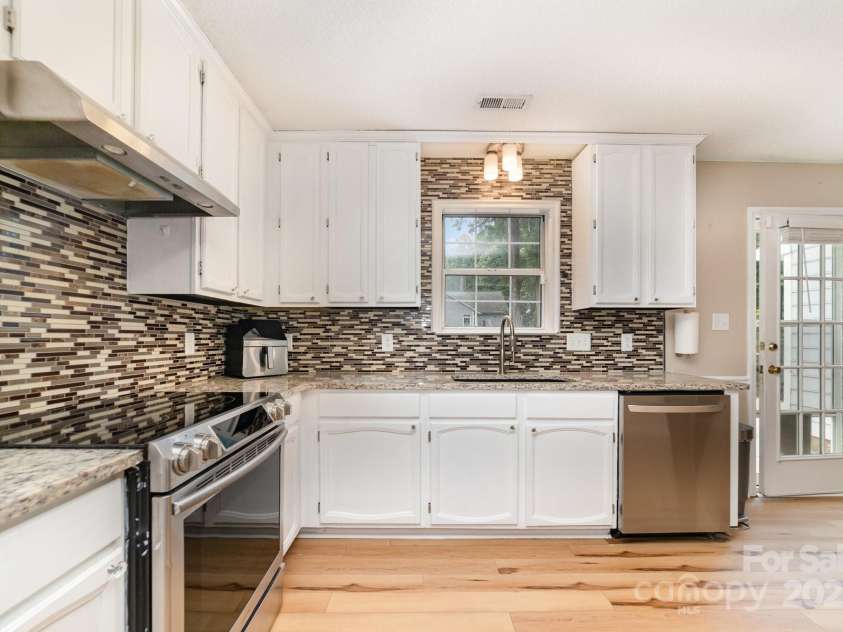 8308 Woodford Bridge Drive, Charlotte, NC 28216.  MLS# CAR4286676, YatesRealty ID 33112. 