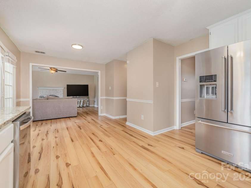 8308 Woodford Bridge Drive, Charlotte, NC 28216.  MLS# CAR4286676, YatesRealty ID 33112. 