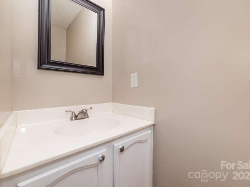 8308 Woodford Bridge Drive, Charlotte, NC 28216.  MLS# CAR4286676, YatesRealty ID 33112. 