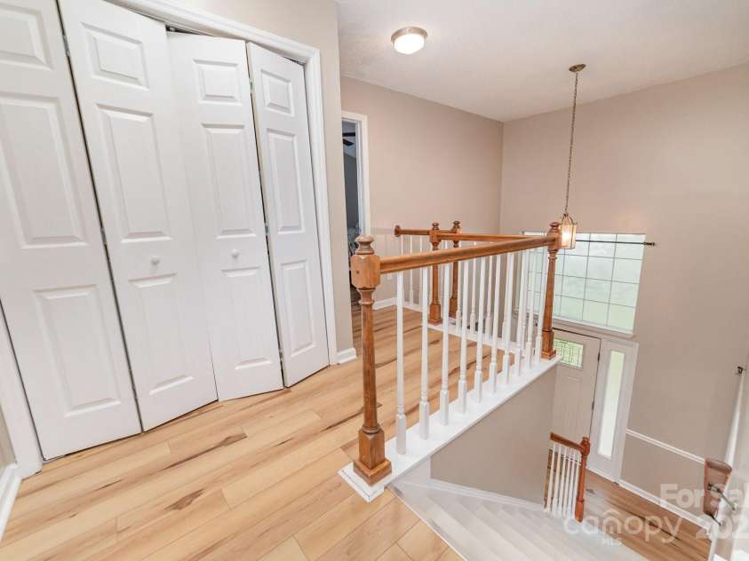 8308 Woodford Bridge Drive, Charlotte, NC 28216.  MLS# CAR4286676, YatesRealty ID 33112. 
