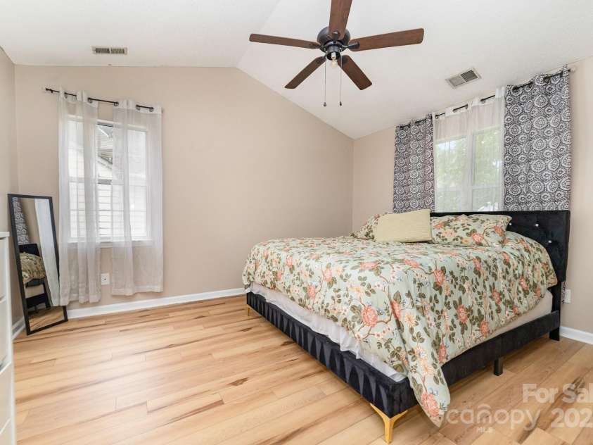8308 Woodford Bridge Drive, Charlotte, NC 28216.  MLS# CAR4286676, YatesRealty ID 33112. 