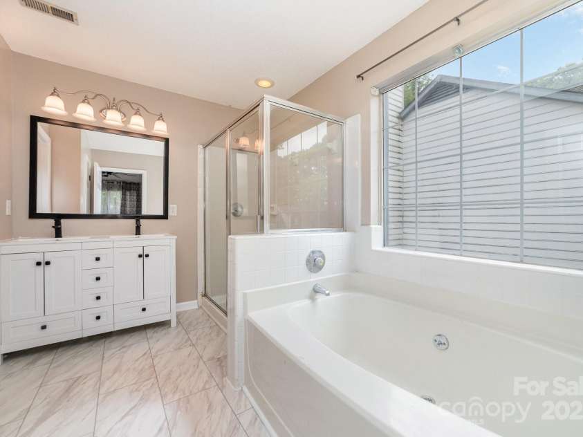 8308 Woodford Bridge Drive, Charlotte, NC 28216.  MLS# CAR4286676, YatesRealty ID 33112. 