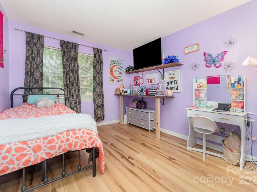 8308 Woodford Bridge Drive, Charlotte, NC 28216.  MLS# CAR4286676, YatesRealty ID 33112. 