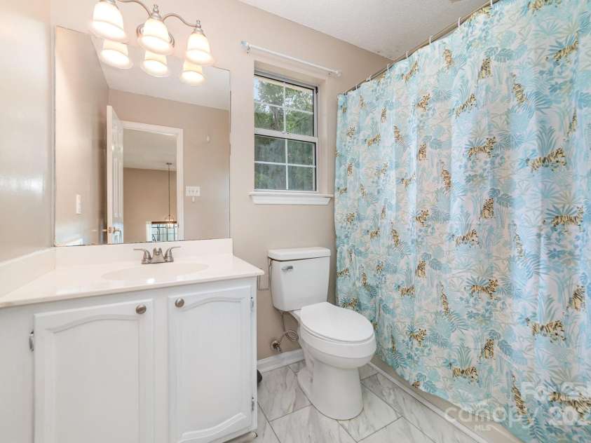 8308 Woodford Bridge Drive, Charlotte, NC 28216.  MLS# CAR4286676, YatesRealty ID 33112. 