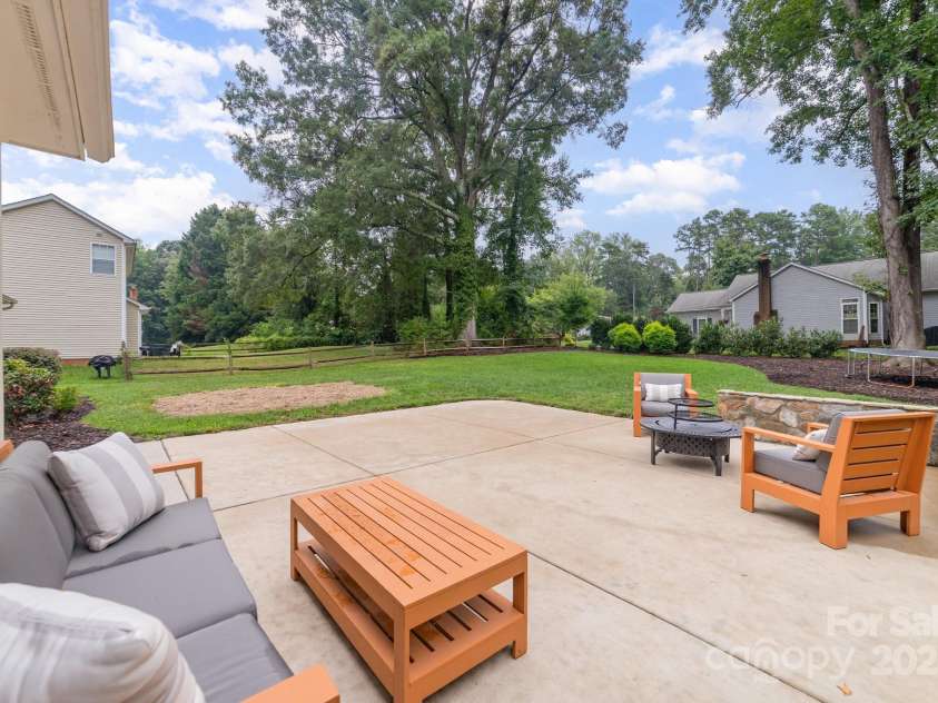 8308 Woodford Bridge Drive, Charlotte, NC 28216.  MLS# CAR4286676, YatesRealty ID 33112. 