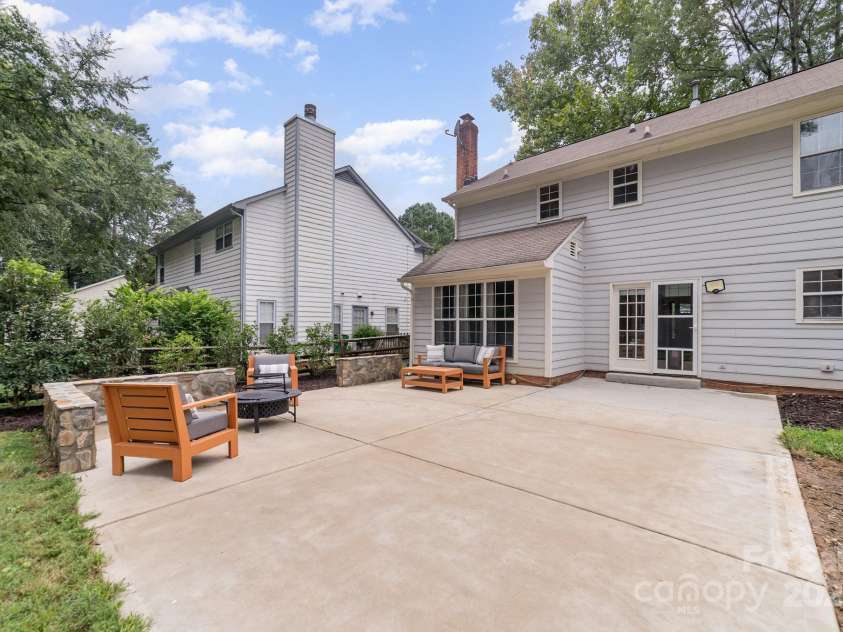 8308 Woodford Bridge Drive, Charlotte, NC 28216.  MLS# CAR4286676, YatesRealty ID 33112. 