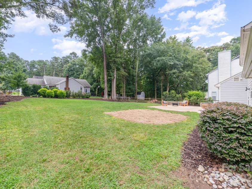 8308 Woodford Bridge Drive, Charlotte, NC 28216.  MLS# CAR4286676, YatesRealty ID 33112. 