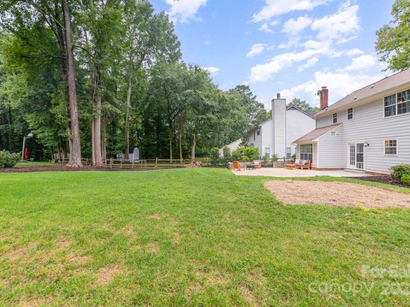 8308 Woodford Bridge Drive, Charlotte, NC 28216.  MLS# CAR4286676, YatesRealty ID 33112. 