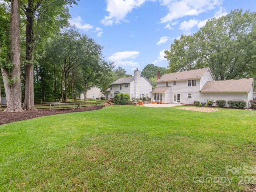 8308 Woodford Bridge Drive, Charlotte, NC 28216.  MLS# CAR4286676, YatesRealty ID 33112. 