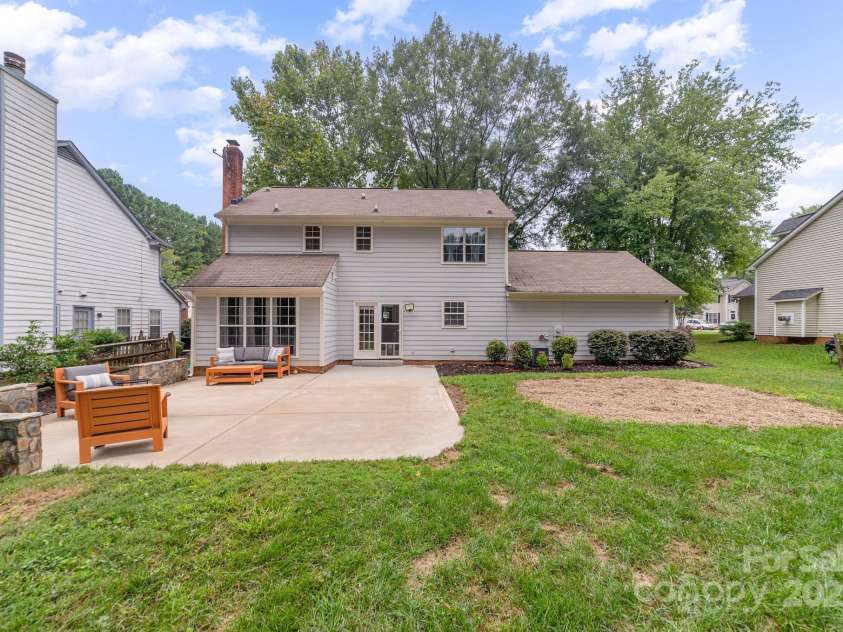 8308 Woodford Bridge Drive, Charlotte, NC 28216.  MLS# CAR4286676, YatesRealty ID 33112. 
