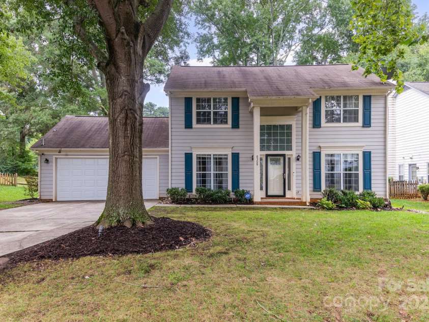 8308 Woodford Bridge Drive, Charlotte, NC 28216.  MLS# CAR4286676, YatesRealty ID 33112. 