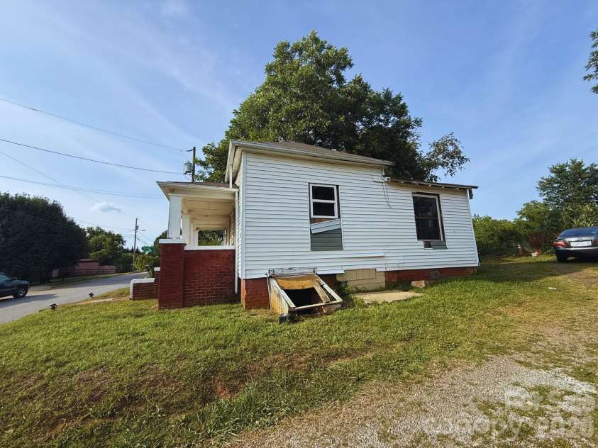 241 Ervin Avenue, Newton, NC 28658.  MLS# CAR4397708, YatesRealty ID 33113. 