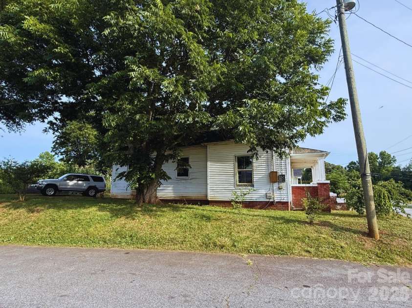 241 Ervin Avenue, Newton, NC 28658.  MLS# CAR4397708, YatesRealty ID 33113. 
