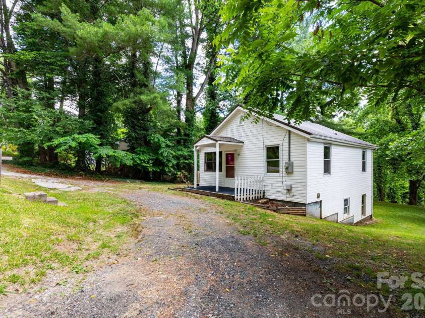 129 Shelburne Road, Asheville, NC 28806.  MLS# CAR4397119, YatesRealty ID 33114. 