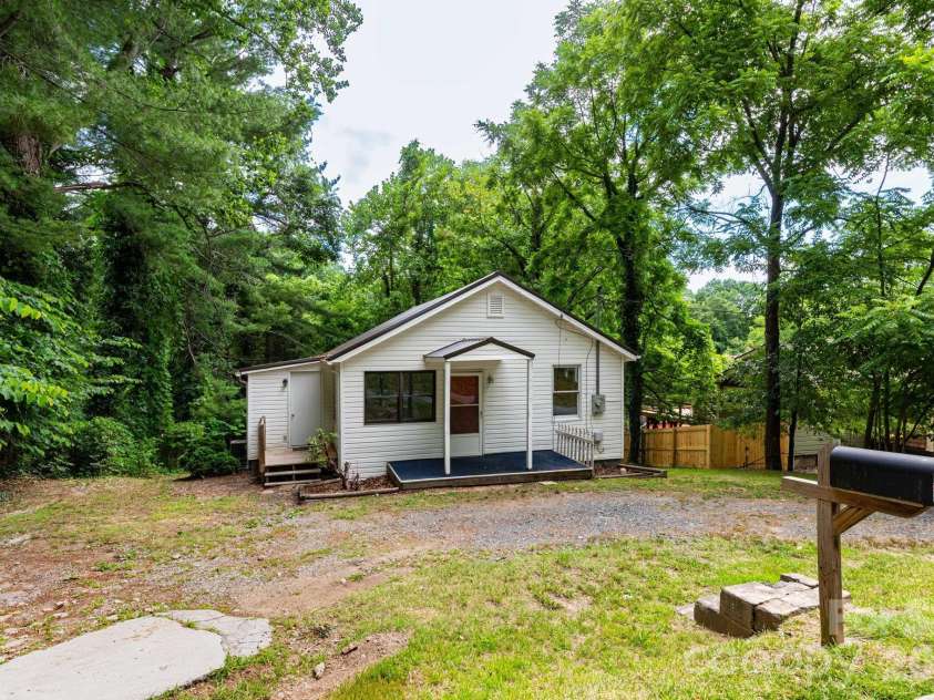 129 Shelburne Road, Asheville, NC 28806.  MLS# CAR4397119, YatesRealty ID 33114. 