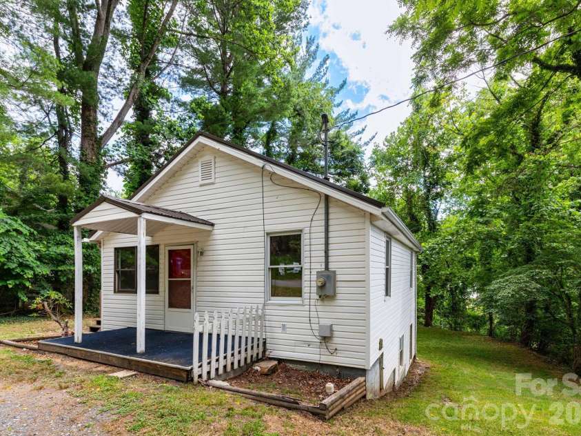 129 Shelburne Road, Asheville, NC 28806.  MLS# CAR4397119, YatesRealty ID 33114. 