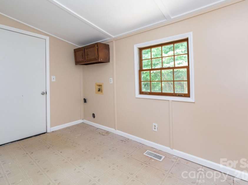 129 Shelburne Road, Asheville, NC 28806.  MLS# CAR4397119, YatesRealty ID 33114. Laundry room - off kitchen