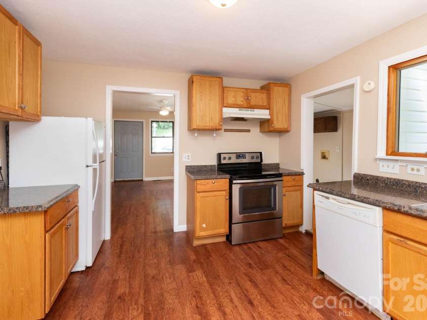 129 Shelburne Road, Asheville, NC 28806.  MLS# CAR4397119, YatesRealty ID 33114. Spacious kitchen