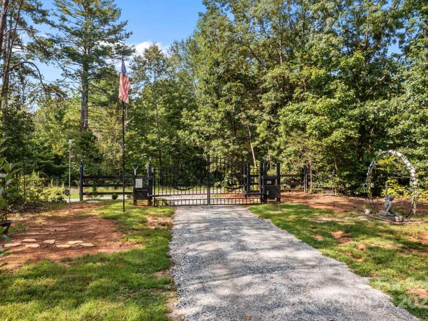 239 Old Lion Road, Statesville, NC 28625.  MLS# CAR4284609, YatesRealty ID 33114. 