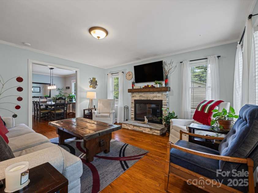 4065 Mountainview Street, Gastonia, NC 28056.  MLS# CAR4290116, YatesRealty ID 33115. Cozy FR with wood-burning fireplace & original wood floors!