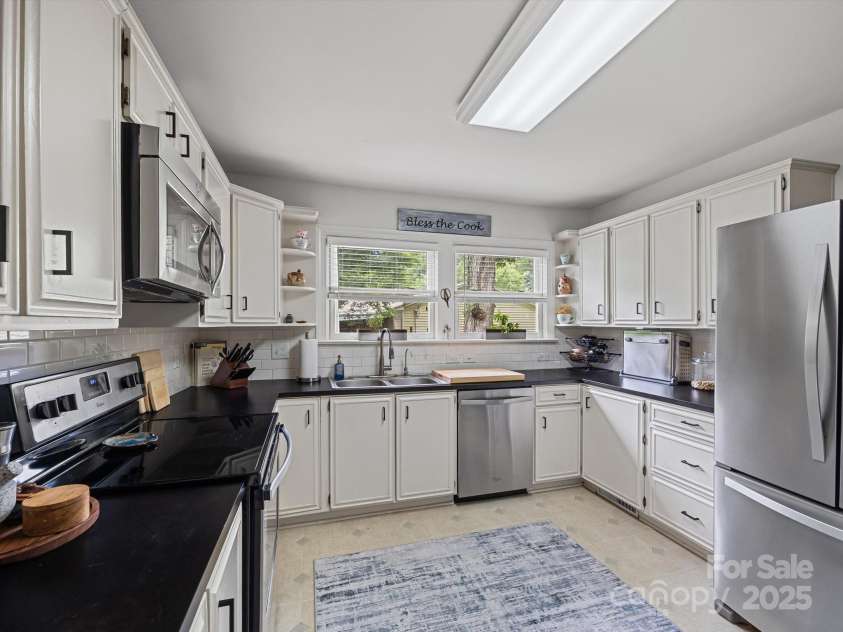 4065 Mountainview Street, Gastonia, NC 28056.  MLS# CAR4290116, YatesRealty ID 33115. Large kitchen w/abundant storage!
