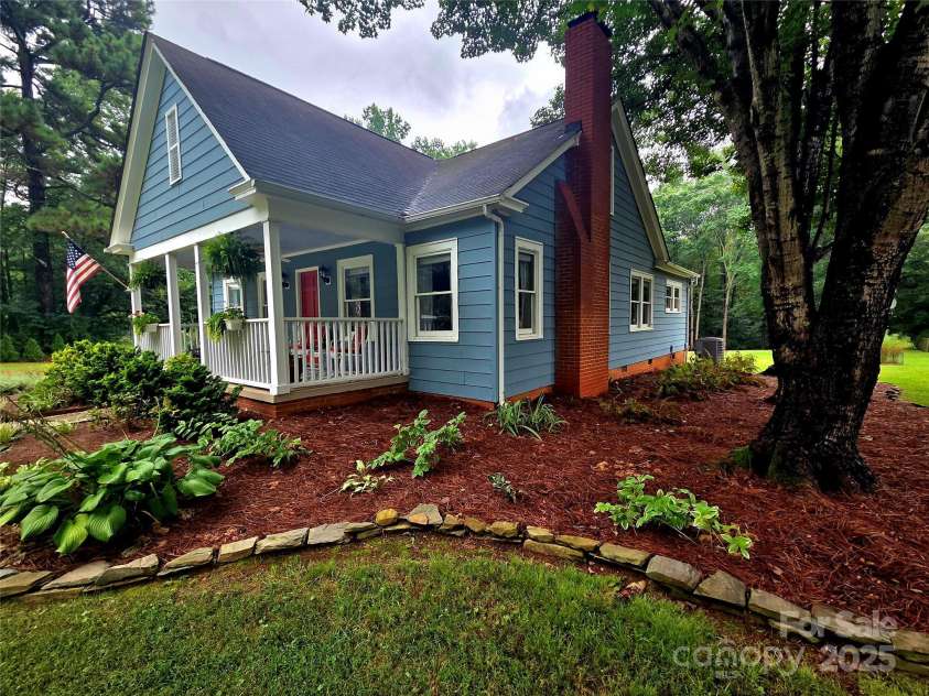 4065 Mountainview Street, Gastonia, NC 28056.  MLS# CAR4290116, YatesRealty ID 33115. Right side view of the home