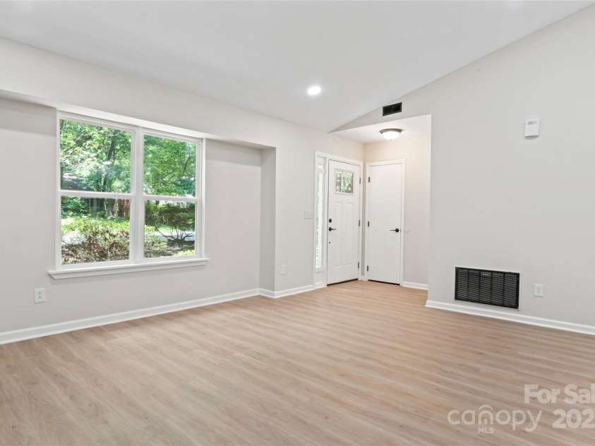 5534 Great Wagon Road, Charlotte, NC 28215.  MLS# CAR4273734, YatesRealty ID 33116. 