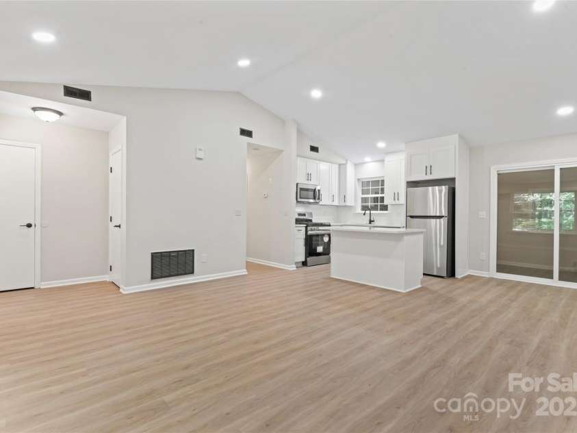 5534 Great Wagon Road, Charlotte, NC 28215.  MLS# CAR4273734, YatesRealty ID 33116. 