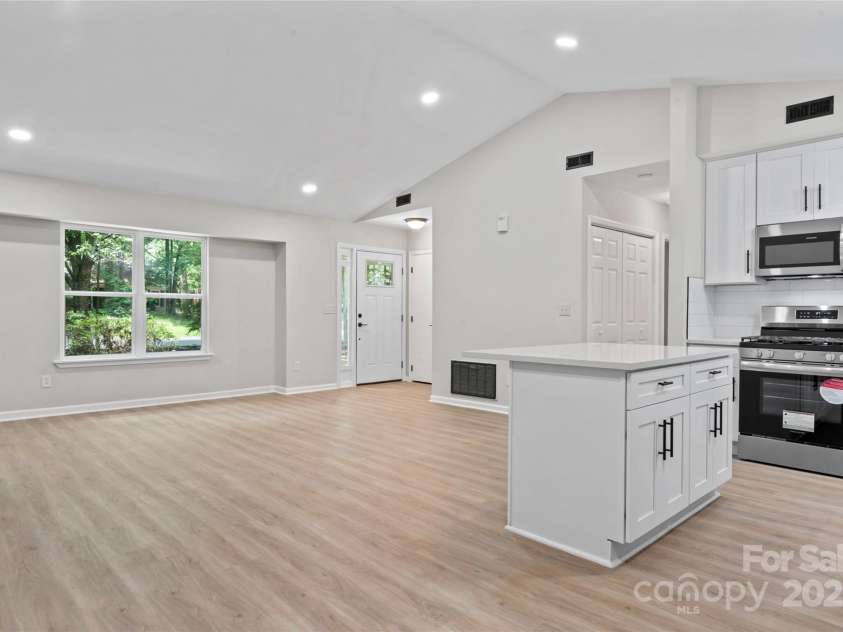 5534 Great Wagon Road, Charlotte, NC 28215.  MLS# CAR4273734, YatesRealty ID 33116. 