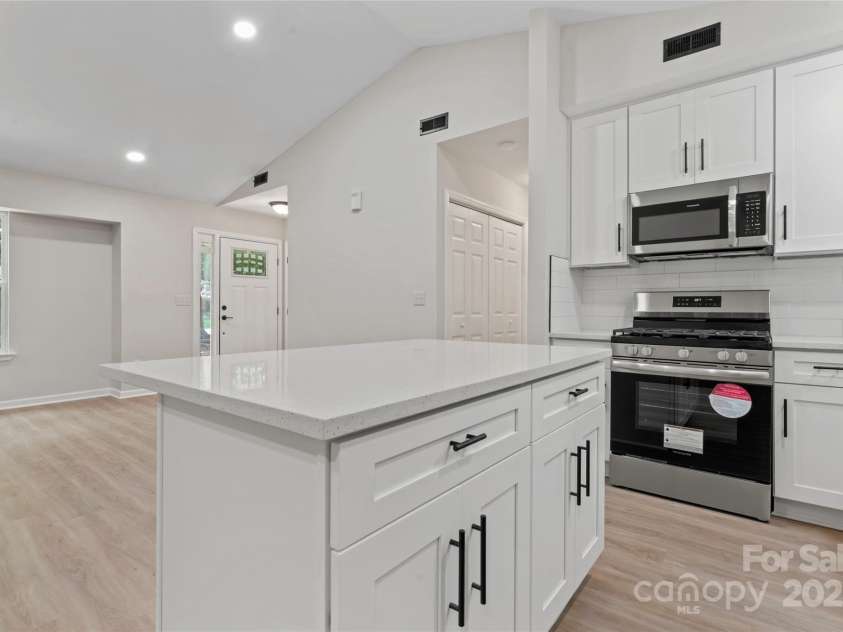 5534 Great Wagon Road, Charlotte, NC 28215.  MLS# CAR4273734, YatesRealty ID 33116. 