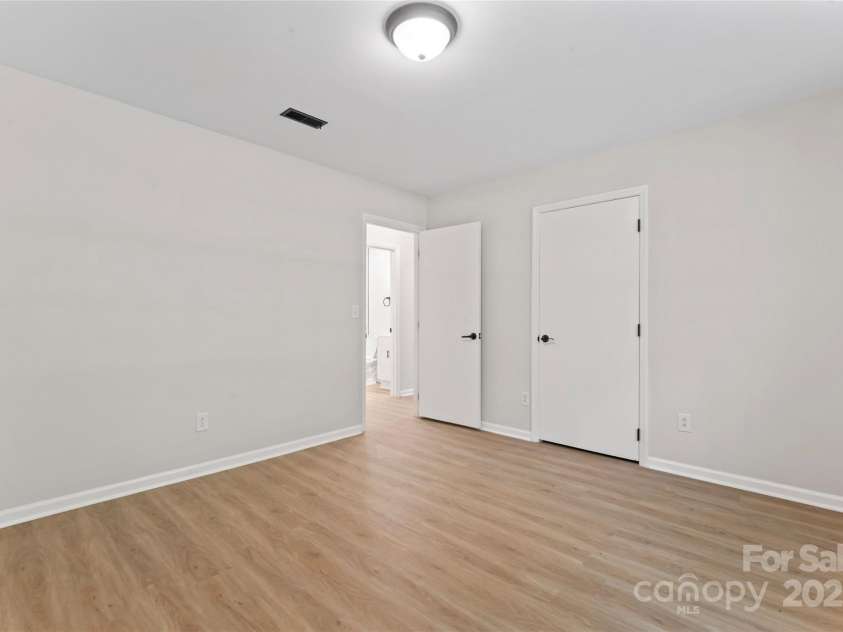 5534 Great Wagon Road, Charlotte, NC 28215.  MLS# CAR4273734, YatesRealty ID 33116. 