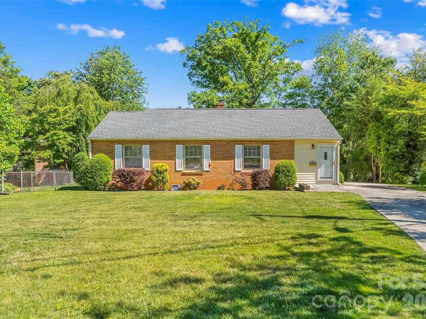 19 Wilburn Road, Asheville, NC 28806.  MLS# CAR4397965, YatesRealty ID 33117. 