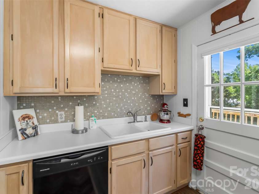 19 Wilburn Road, Asheville, NC 28806.  MLS# CAR4397965, YatesRealty ID 33117. 