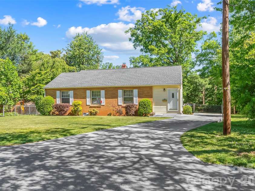 19 Wilburn Road, Asheville, NC 28806.  MLS# CAR4397965, YatesRealty ID 33117. Wilshire Park, 5 mins to best restaurants in town