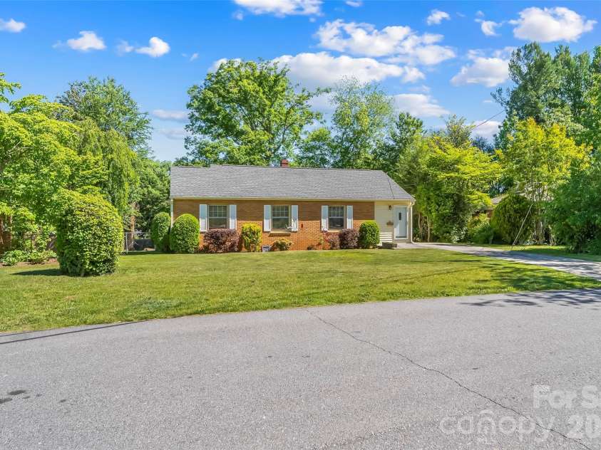 19 Wilburn Road, Asheville, NC 28806.  MLS# CAR4426206, YatesRealty ID 33117. 
