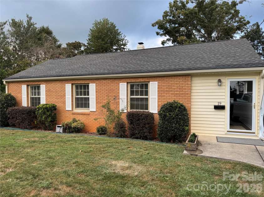 19 Wilburn Road, Asheville, NC 28806.  MLS# CAR4426206, YatesRealty ID 33117. 