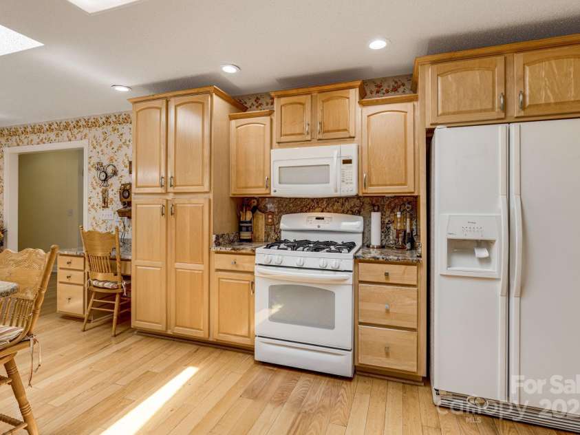 350 Old Sunset Hill Road, Hendersonville, NC 28792.  MLS# CAR4288036, YatesRealty ID 33117. 