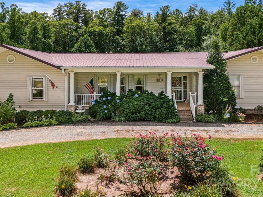 350 Old Sunset Hill Road, Hendersonville, NC 28792.  MLS# CAR4323203, YatesRealty ID 33117. 