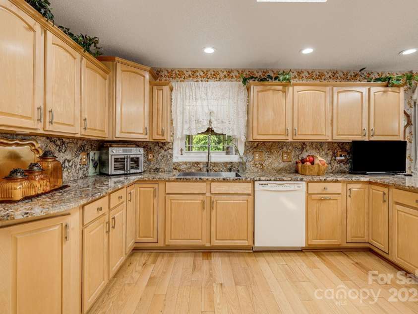 350 Old Sunset Hill Road, Hendersonville, NC 28792.  MLS# CAR4323203, YatesRealty ID 33117. 